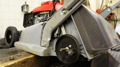 Honda Rasenmäher mit demontiertem Rad