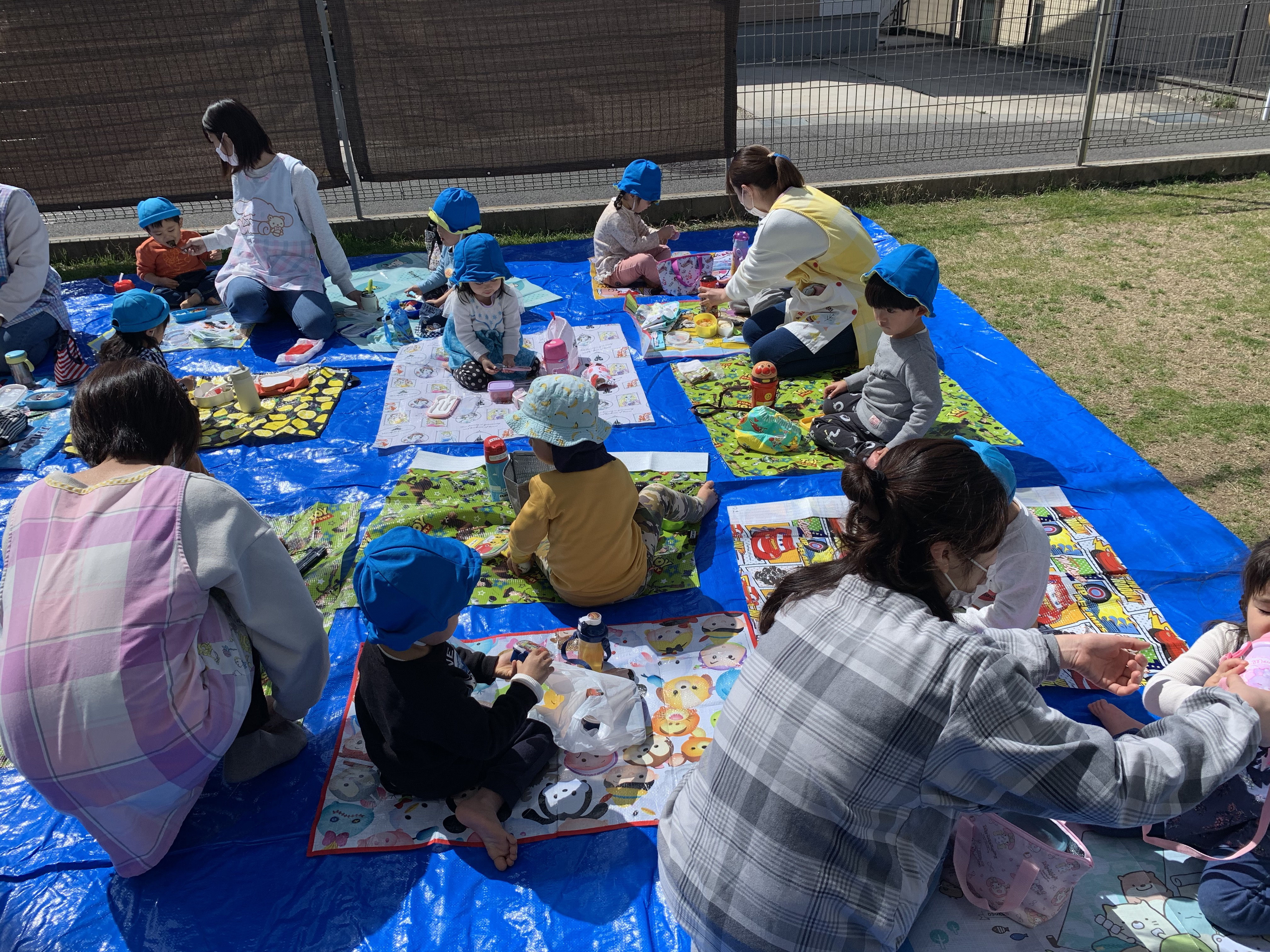 　保育園に帰ってから、テラスでお弁当を食べました。お母さんが作ってくれたお弁当、美味しかったね !