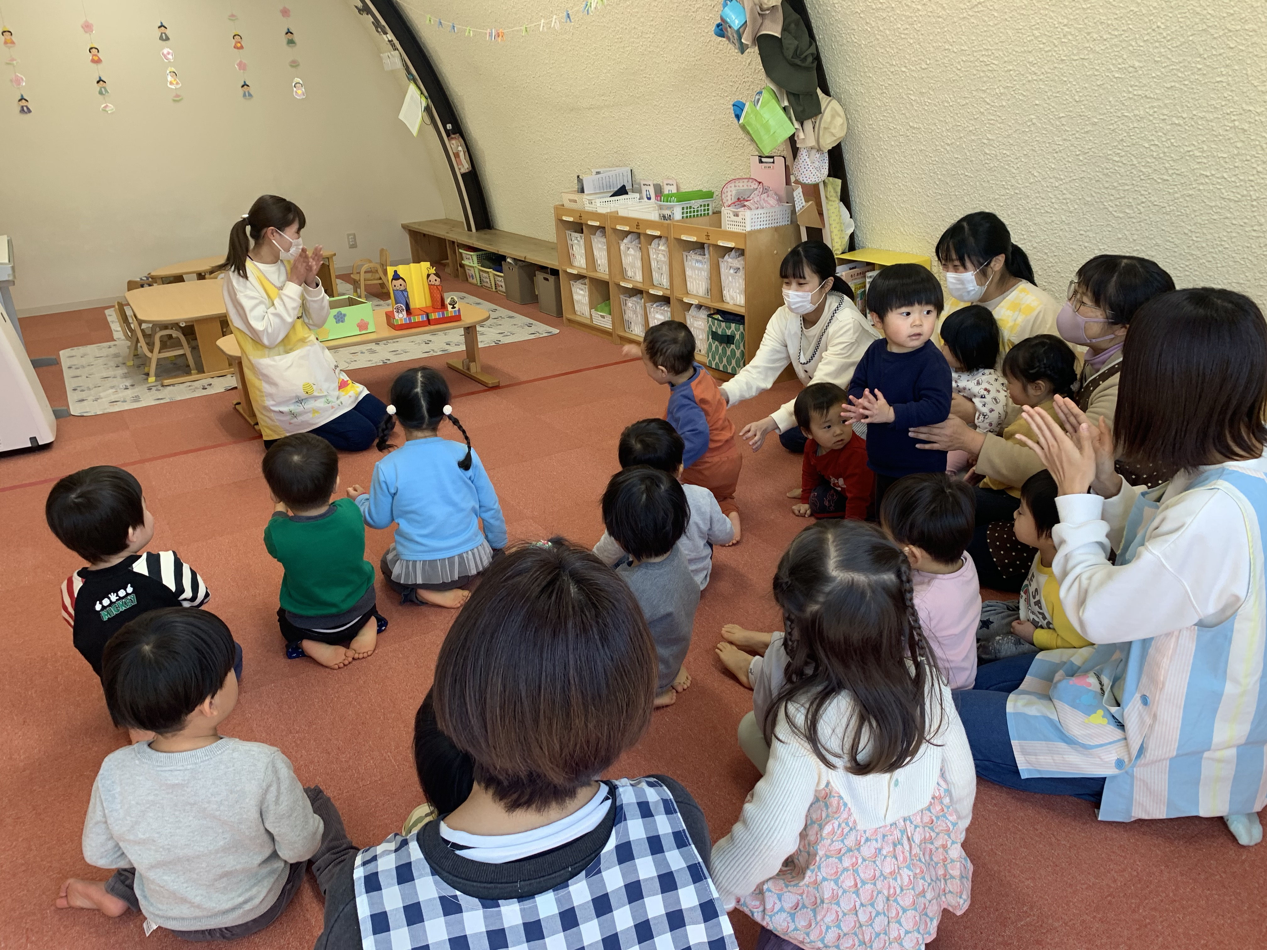 ♪ あかりをつけましょぼんぼりに・・・♪  今日は、3月3日ひなまつり。園で、ひなまつり会をしました。ひなまつりのお話を聞いたり、歌を　　歌ったりしました。