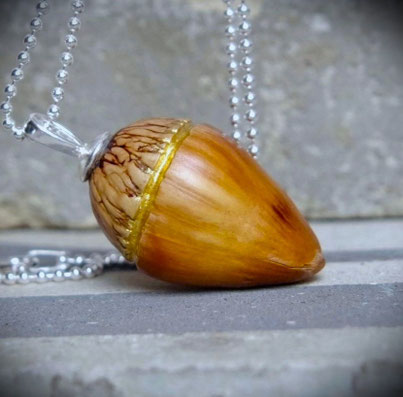 Haselnuss-Anhänger aus Naturmaterial mit Blattgoldveredelung und 925 Silberkette