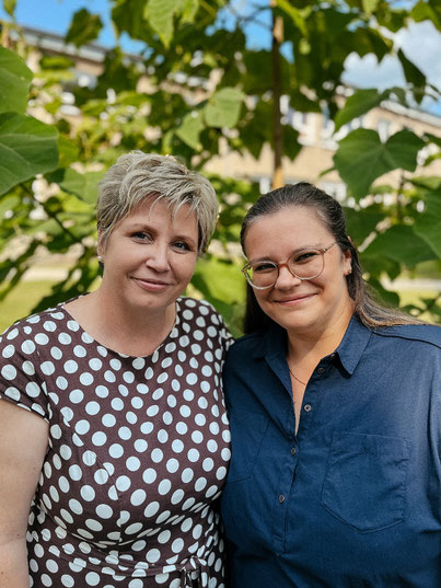 Kl. 4a: Michaela Zwiebel (rechts) & Kl. 4b: Beatrix Baatz-Woick (links)