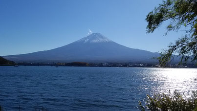 河口湖と雪化粧の富士