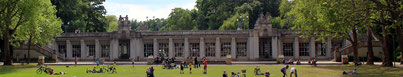 Seitenansicht der Carl-Zuckmayer-Brücke mit verglaster Front, vom Rudolph-Wilde-Park gesehen. Foto: Helga Karl