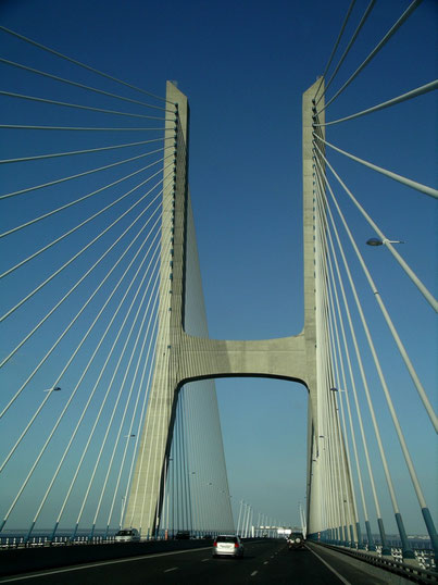 LISSABON - "VASCO DA GAMA BRÜCKE" über den "TEJO" die mit ihren 17,2 km die längste Brücke EUROPAS ist