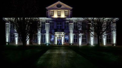 Uplighting/ Architekturbeleuchtung eines Gebäudes in kaltweiß.