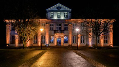 Uplighting/ Architekturbeleuchtung eines Gebäudes in warmweiß.