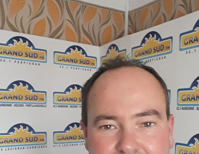 Photo de Roger Corbière chauffeur VTC de RC VTC Narbonne visage en gros plan reçu chez Radio Grand Sud FM à Narbonne