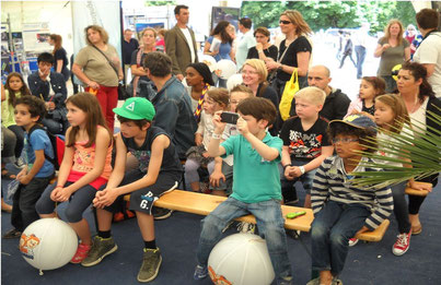 Gespannt folgen die Kinder den gemeinsamen Vorführungen 