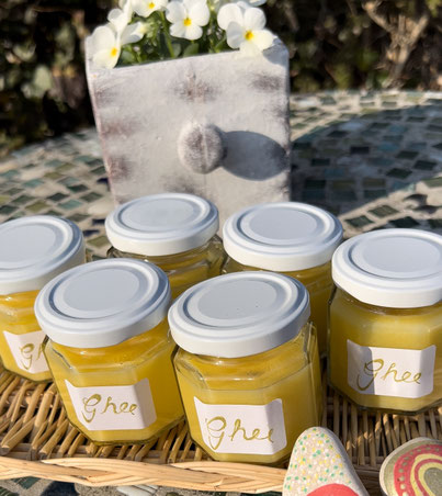 Geklärte Butter (Ghee) in einem Glas oder Topf, im Ayurveda als nährendes, wärmendes Fett verwendet, das die Verdauung unterstützen und die Aufnahme von Nährstoffen fördern kann.