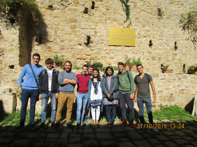 Foto di gruppo degli studenti prima dei saluti finali.