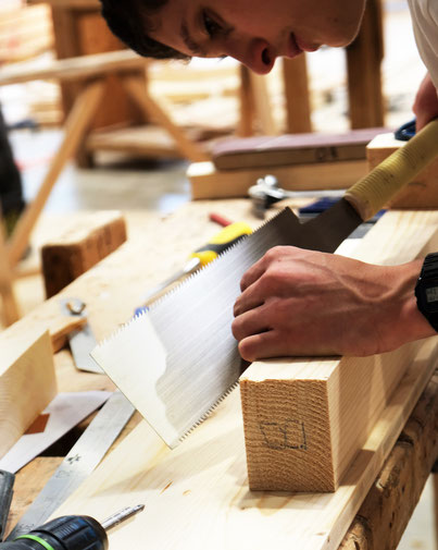 artisan apprenti avec la scie japonaise
