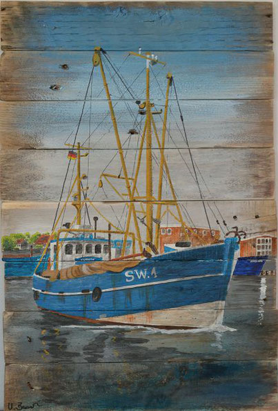 Blauer Kutter im Hafen von Wyk auf Föhr auf alten Palettenbrettern