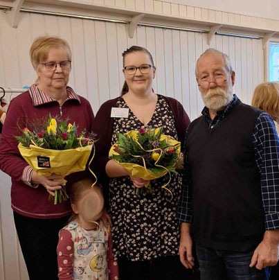 Sigrid Helmchen und ihre Tochter Karina Hake mit Vorsitzenden Thomas Krüger
