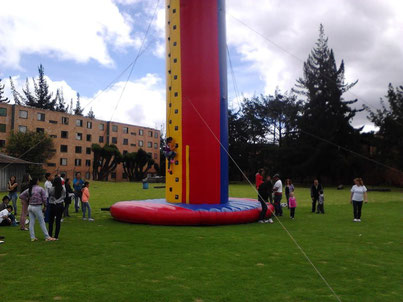 torre de escalar inflable para tus eventos en bogota.