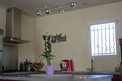 Mur de cuisine en béton ciré sur placo - béton ciré support hydrofuge rénovation