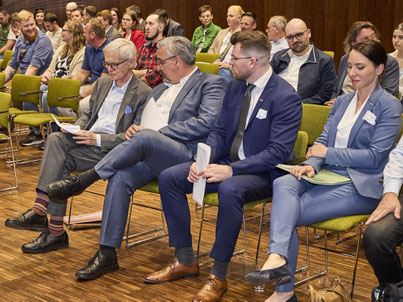 Sitzreihen mit Teilnehmenden der Veranstaltung 