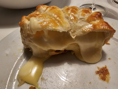 Gebackener Camembert in Kürbisform