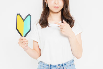 初心者マークをもっている女性