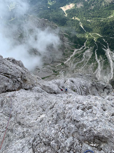 Spigolo del Velo, in der vorletzten Seillänge - Blick zurück zum Stand und ins Tal