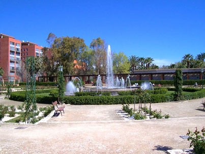 Fuente de la Rosaleda del  Dr. López Rosat en los Viveros de Valencia. La Rosaleda: Un espacio central con una gran fuente y más de 100 especies diferentes de rosas que florecen en primavera.