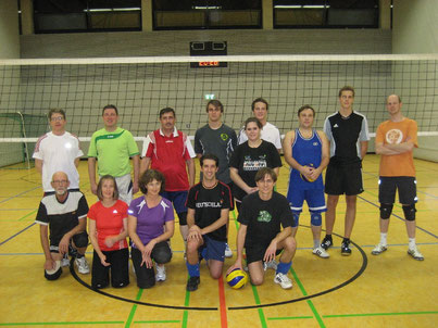 Die Volleyballerinnen und Volleyballer lächeln in die Kamera