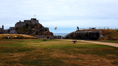 The castle in front and one of the Jäger-Type casemate for a 10.5cm gun covering the Saint Aubin’s Bay is on the right