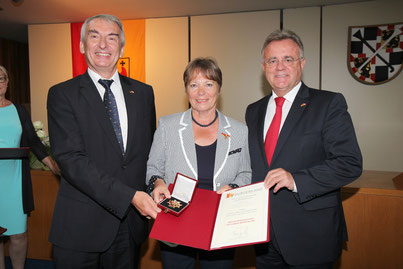 Landesamtsdirektor Dr. Robert Tauber und Landeshauptmann Hans Niessl ehrten Stadträtin Christa Müller-Feuerstein.