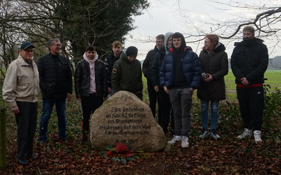 Johann Dücker mit Jugendlichen vor dem von ihm gesetzten Gedenkstein in Basdahl.