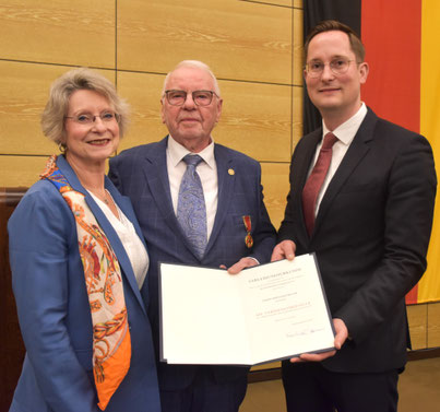 Der Schwelmer Landrat Jan-Christoph Schaberick (rechts) überreicht Bernhard Willim (Mitte) die Verdienstmedaille. Links Willims Ehefrau Dr. Uta Willim. Foto: H. Niemann / Pressestelle Ennepe-Ruhr-Kreis
