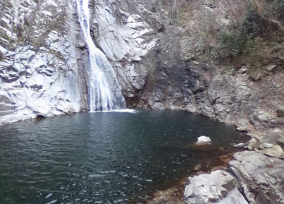 布引の滝：その石のうへに走りかゝる水は、小柑子、栗の大きさにてこぼれ落つ。