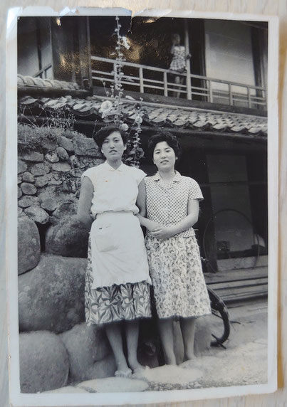 トロ乗り時代の平山さん（写真左）。 安田町別所の親戚の家にて