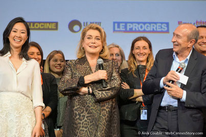 Cérémonie de Clôture du Festival Lumière 2016 - Catherine Deneuve, entourée de Linh-Dan Pham et Gérard Collomb - Halle Tony Garnier de Lyon - Photo © Anik Couble 