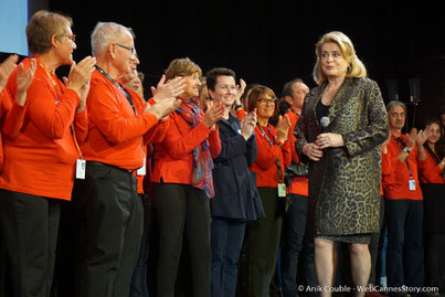 Honneur aux bénévoles, ici sur la scène de la Halle Tony Garnier, accueillant Catherine Deneuve - Clôture du Festival Lumière - Lyon - Octobre 2016 - Photo © Anik Couble