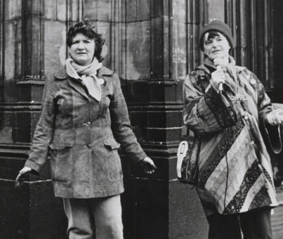 Die Initiatorinnen des Kölner Frauengeschichtsvereins zogen 1987 an den Marienplatz. Gwen Edith Kiesewalter (rechts) war 2005  anlässlich des 20jährigen Jubiläums des ersten Stadtrundgangs zu Besuch in Köln 