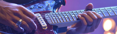 Gitarrist auf einer Konzertbühne, FOTO: MiO Made in Oldenburg®, www.MiOfoto.de 