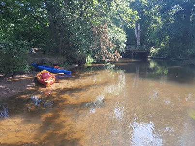 Kajak, Kanu, paddeln, Örzte, Fluss, Wassersport, Wassersport lernen, naturbelassener Fluss, Flussverlauf, Eisvögel, Schwanr, Natur hautnah