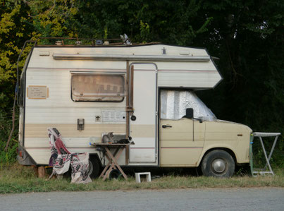 "Uralt"- Wohnmobil mit zwei kleinen Katzen gegenüber von uns