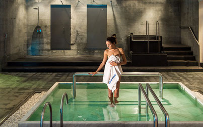 Sala principale con percorso Kneipp, docce e pozzo dell'acqua fredda