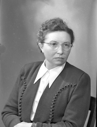 Frau Elisabeth Fürste, stellv. Leiterin und u.a. Lehrerin in Französisch an der Realschule in Eslohe (Foto: Febr. 1953 – Kappe). Sie war 32 Jahre bis zu ihrer Verabschiedung im Juni 1973 in Diensten.