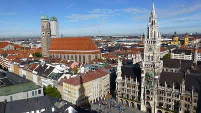 Blick von oben auf den Marienplatz mit Rathaus und Frauenkirche