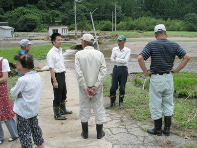 ２００６年豪雨災害で現地調査（佐田町にて）