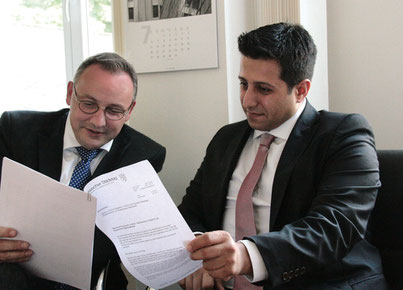 Halil Öztas (Bürgermeisterkandidat) und Stephan Gieseler (Geschäftsführender Direktor des Hessischen Städtetages)