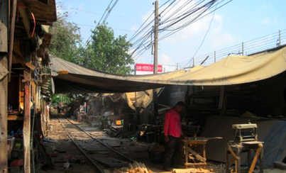 Wood market inside the Klong Toey slum. (Bangkok Gourmet Shop Interior Built From Wood Scraps, architectkidd, inhabitat, 2010)