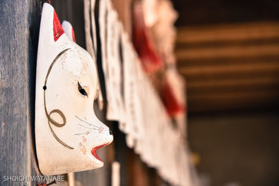 源九郎稲荷神社。きつねのお面は借りてつけることもできます。