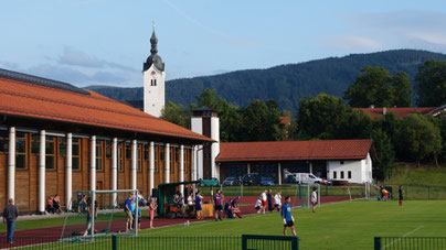 Der Blick von der Fußballhütt'n nach Süden über den Platz