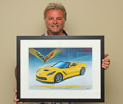 UN CLIENT HEUREUX AVEC SON PORTRAIT AUTOMOBILE ENCADRÉ