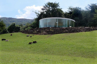 Doug Aitkens runder Sonic Pavilion aus Milchglas, Inhotim Kunstpark, Minas Gerais, Brasilien