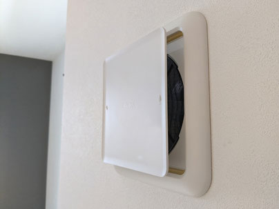 壁に取り付けてある換気扇の写真
