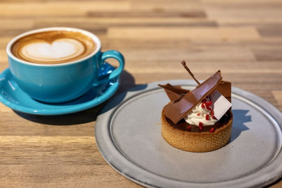 カフェラテのカップ＆ソーサとチョコレートタルトのお皿。