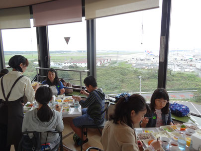 お昼は航空科学博物館で機内食風ランチをいただきました。